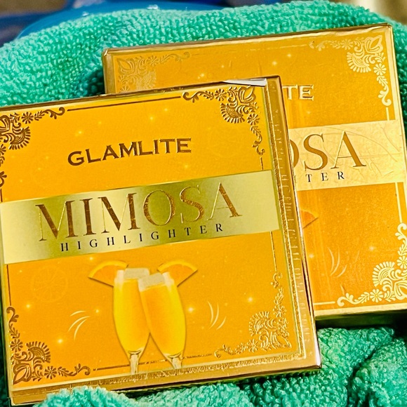 GlamLite highlighter golden in color with box - Picture 3 of 3